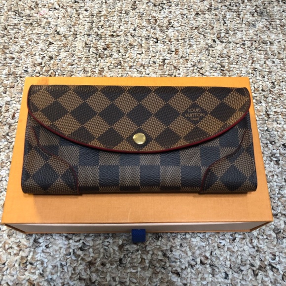 🚫SOLD🚫Louis Vuitton Caissa Wallet - Picture 2 of 13